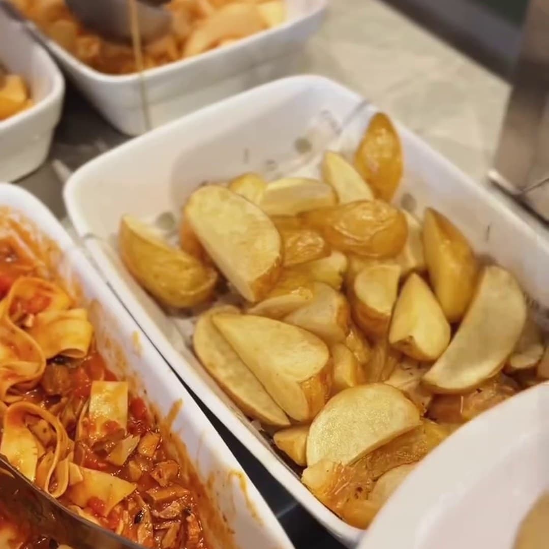 O buffet do almoço, montado na hora.