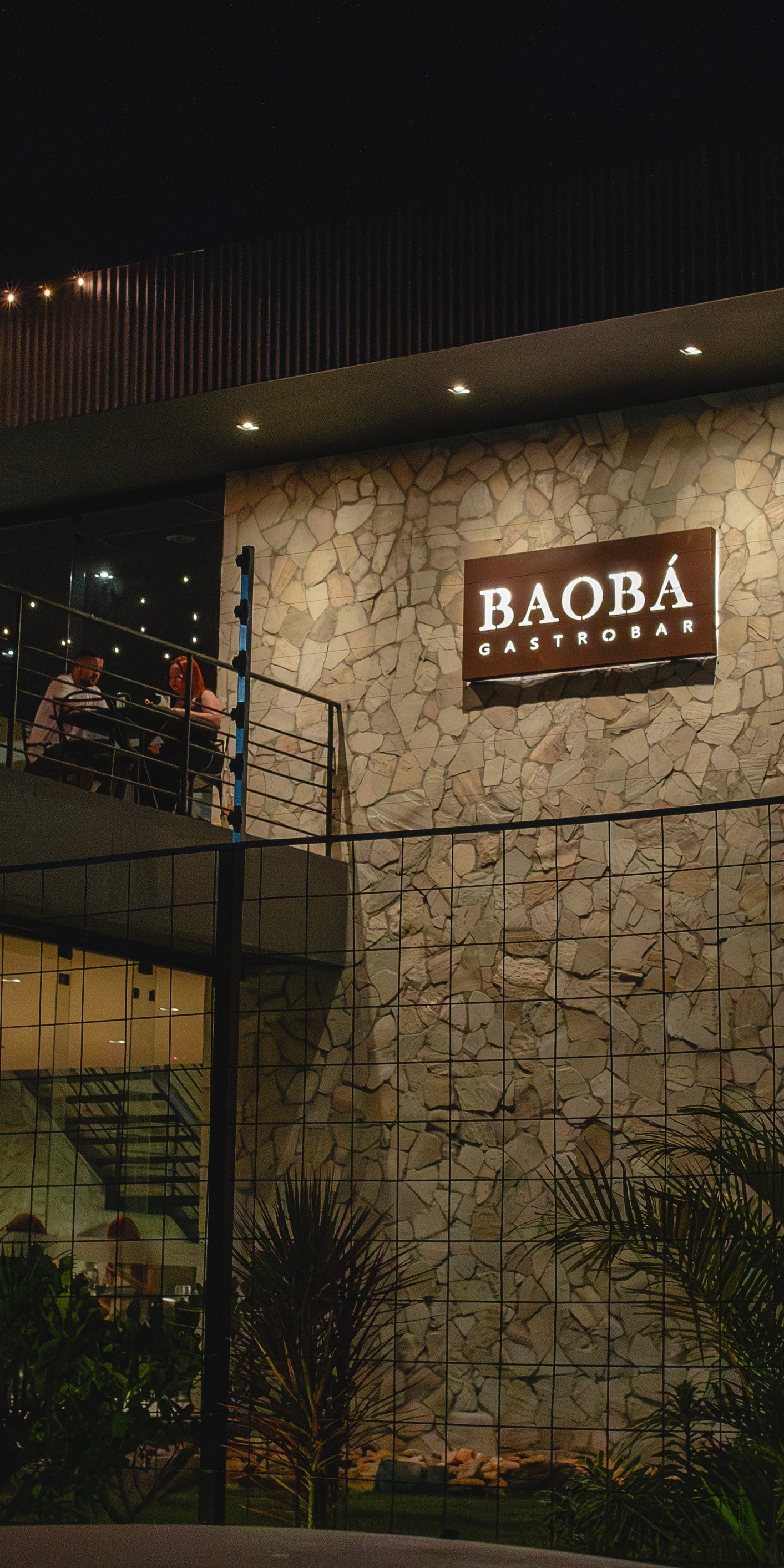 Fachada do Baobá Gastrobar à noite